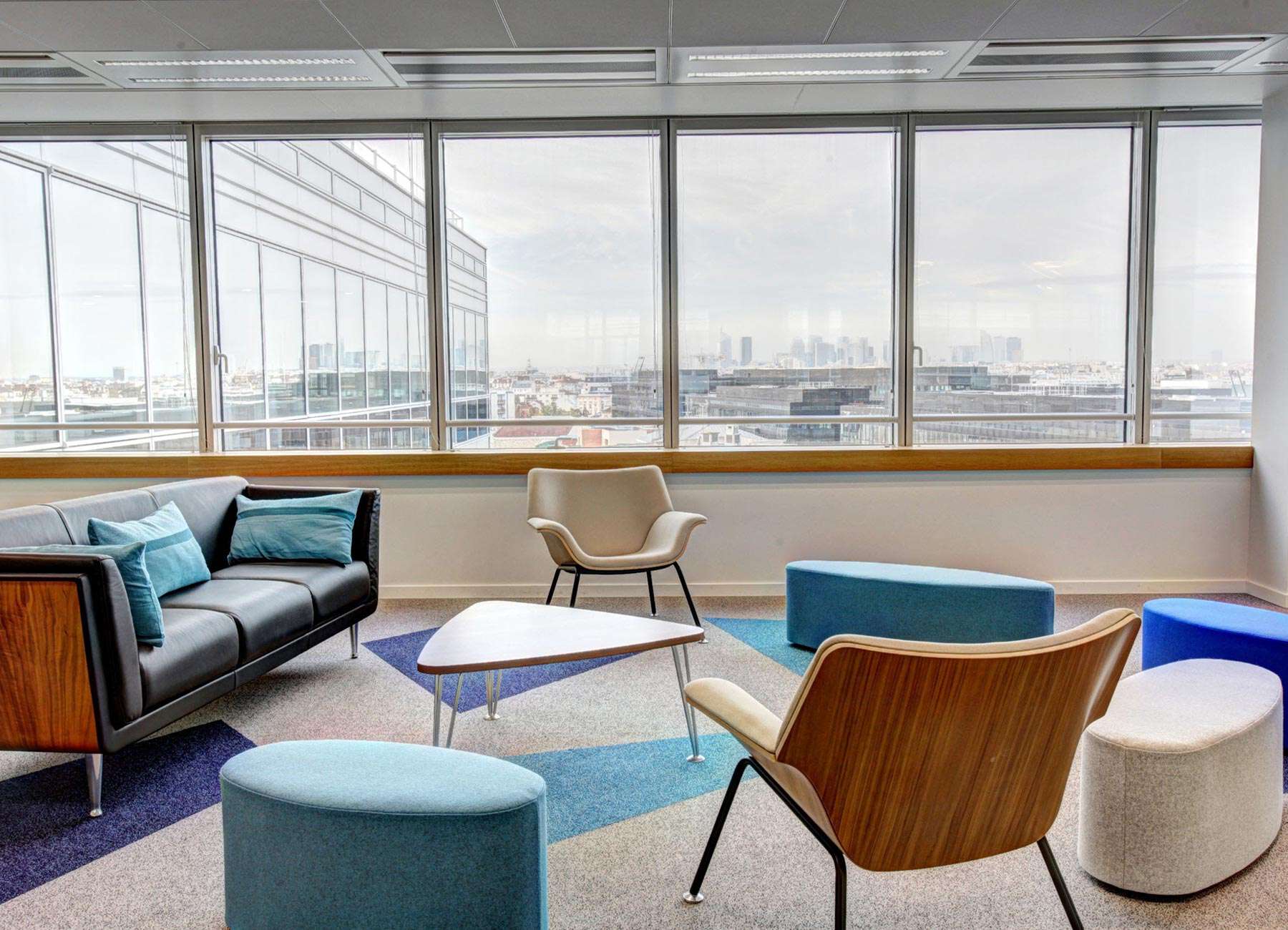 Espacio comercial con áreas de trabajo abiertas